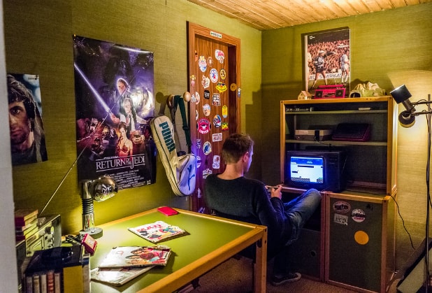 Gaming room with 80s interior