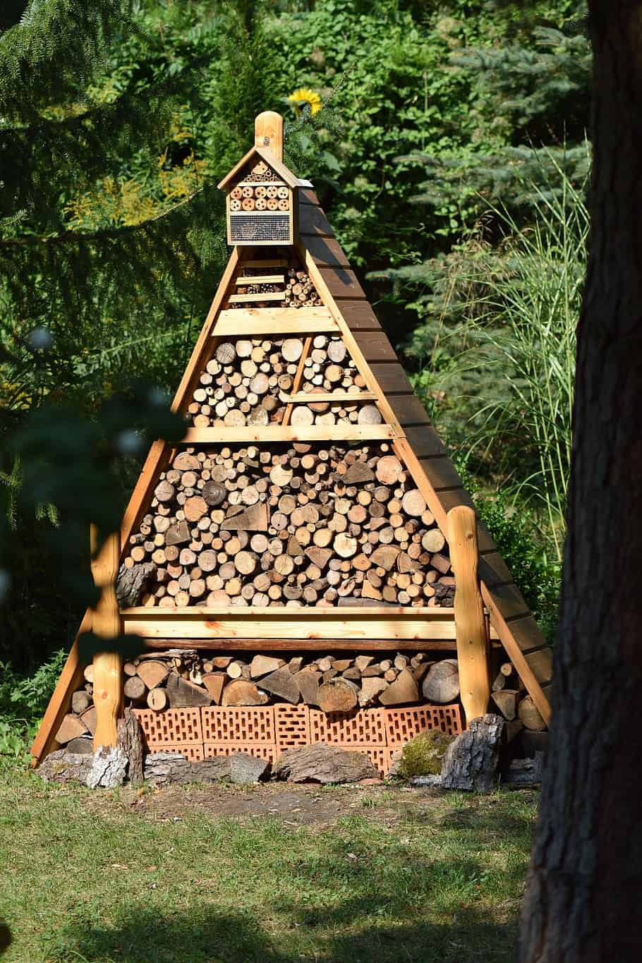 Log pile but hotel