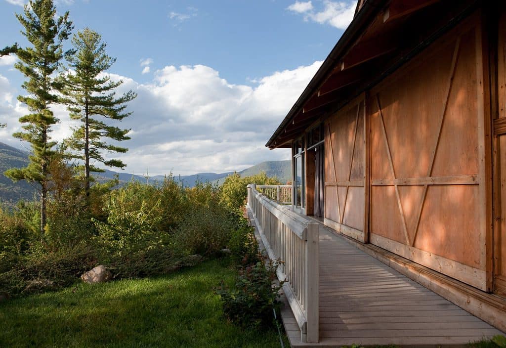 Side decking with a simple landscaping