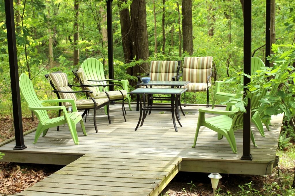 Floating backyard decking with four posts and seating area