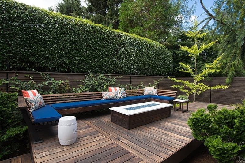 Garden decking with rustic and modern style approach