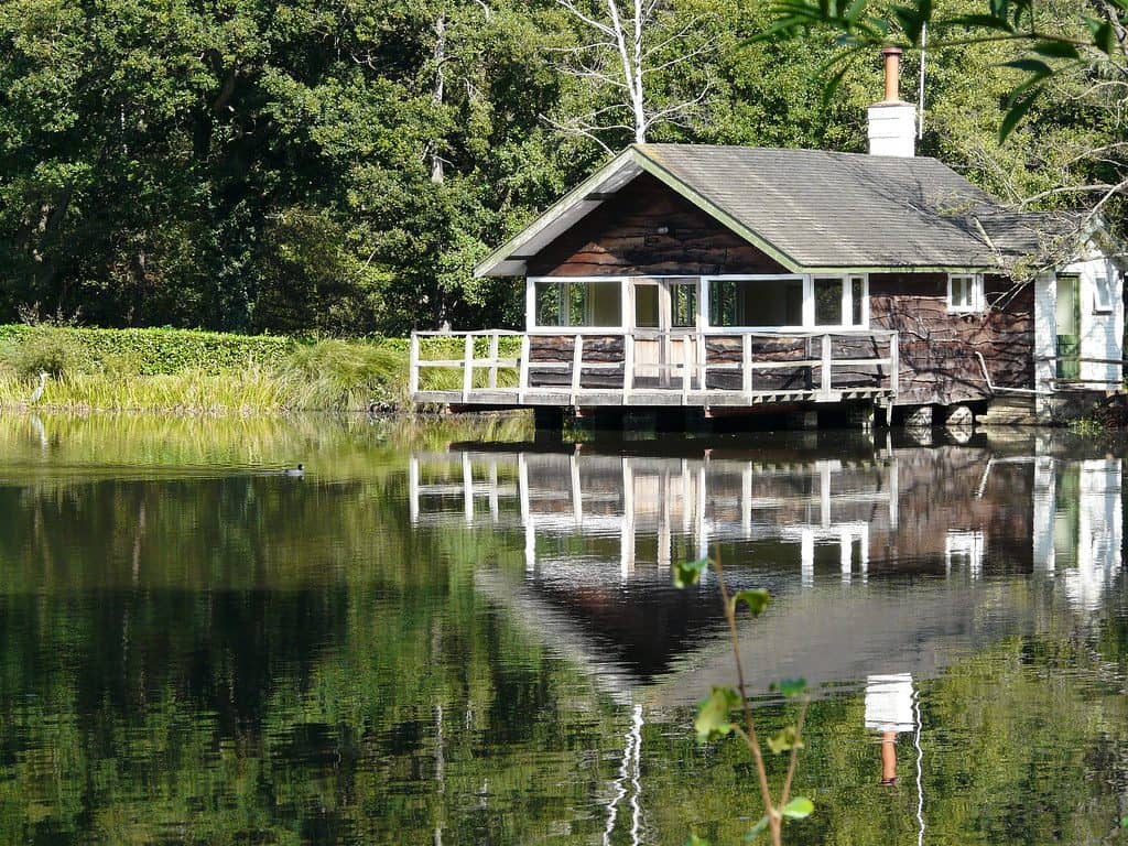 Summerhouse lake house