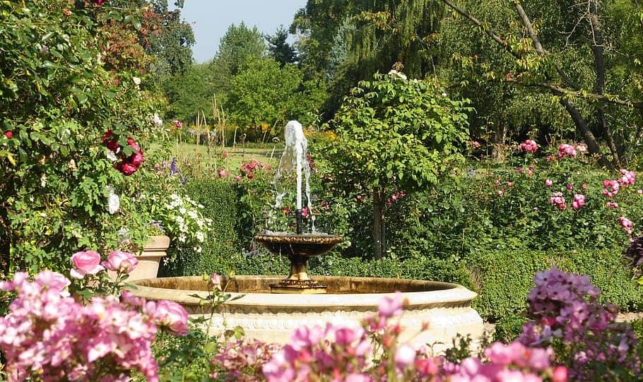 Water fountain garden centrepiece