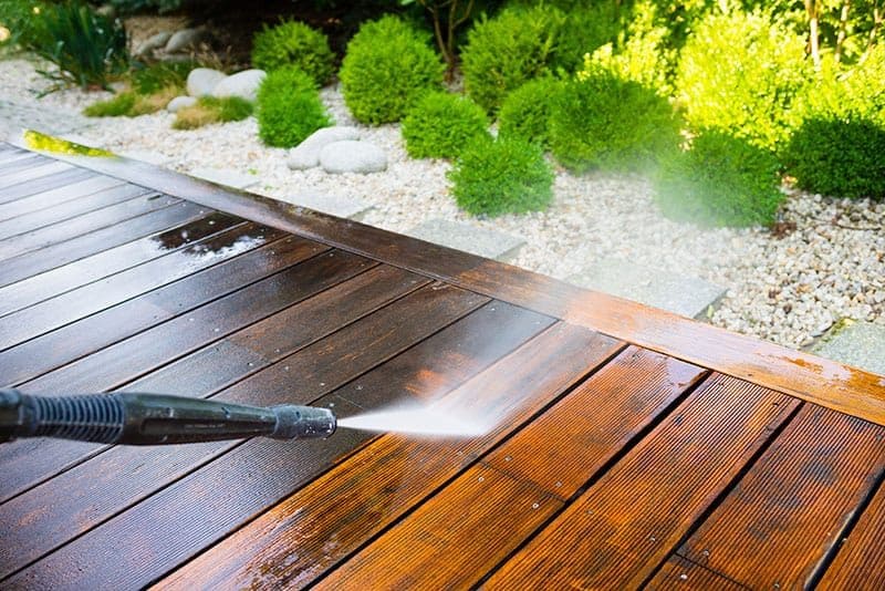 Cleaning decks and patio with a jet washer
