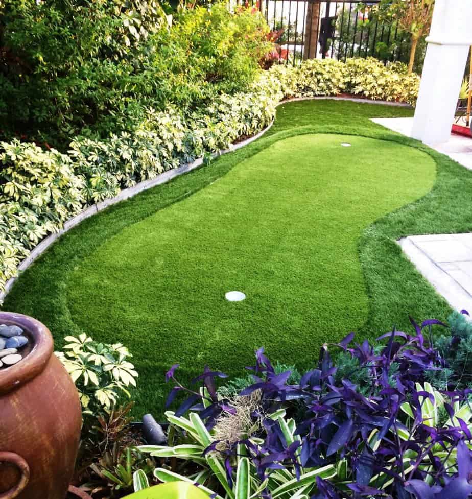 Low-cost golf garden with artificial turf
