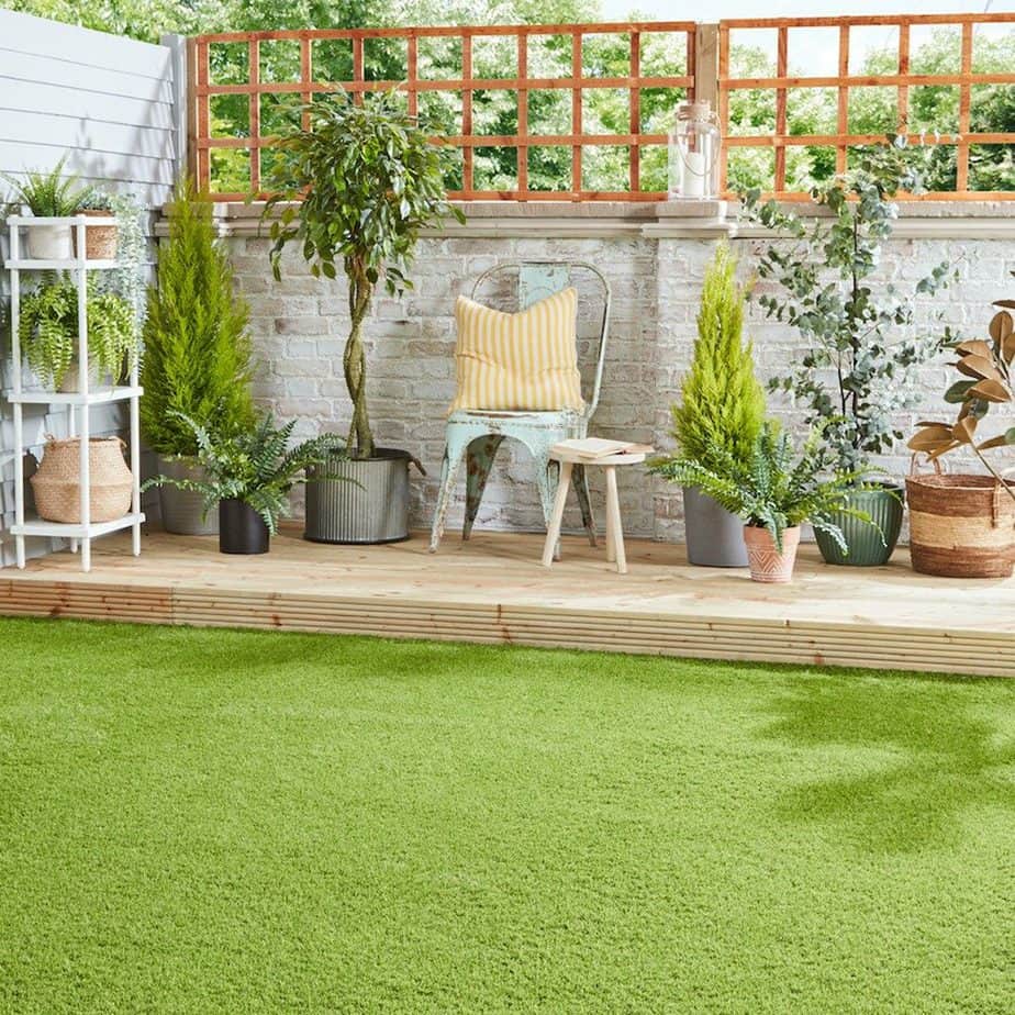 Maintenance-free mini oasis with synthetic grass