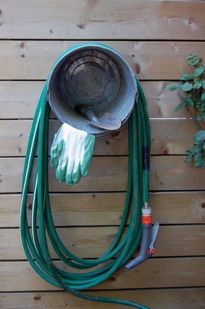Metal tub hose holder