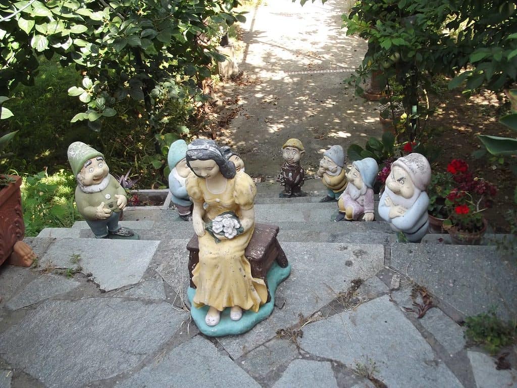 Snow white and the seven dwarves rock statues