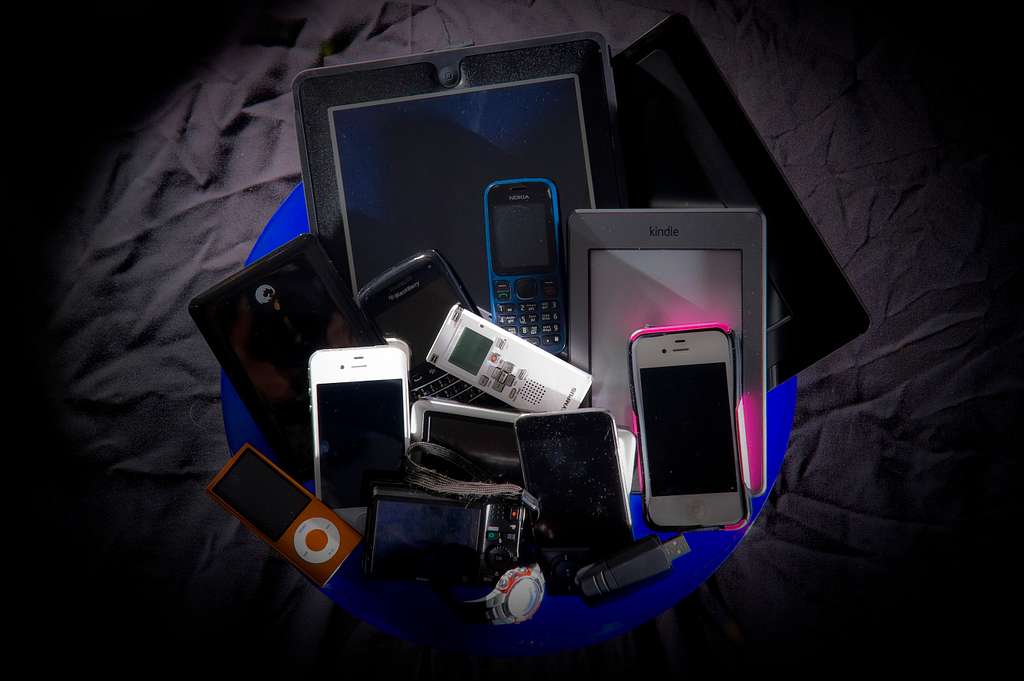 Various electronic devices, from smartphones to tablets and iPads.