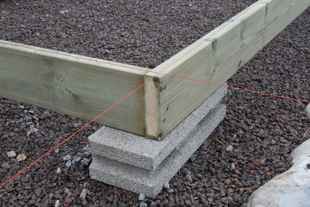 Base with wooden beam and gravel