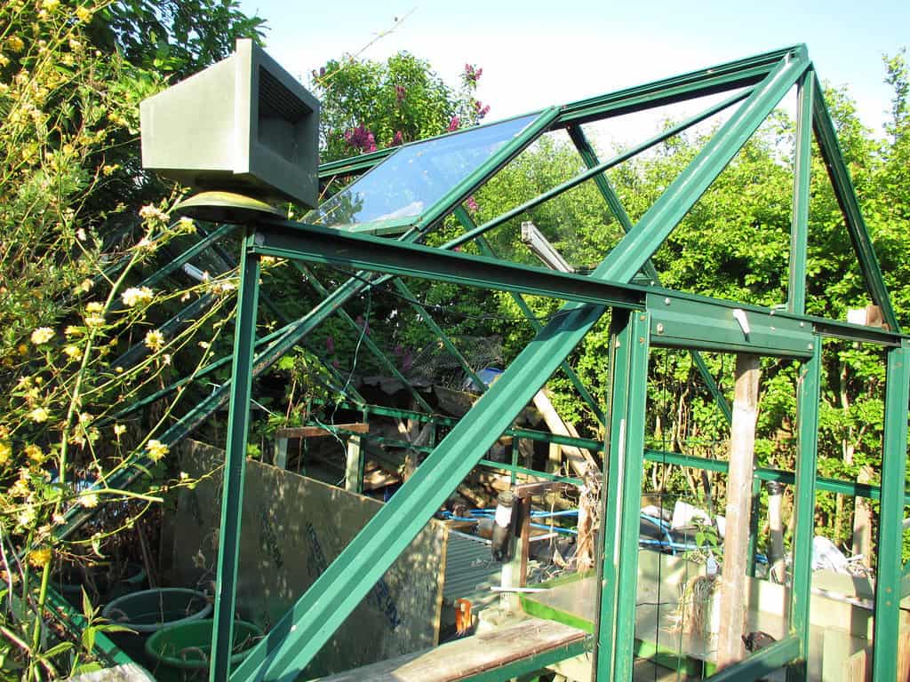 Glass greenhouse structure with glass panels