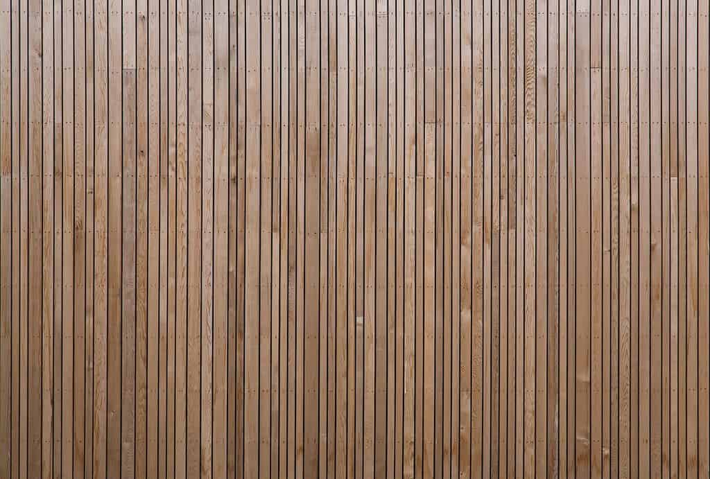 Vertical cladding made of red cedar wood.